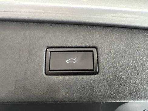 Used 2020 Volkswagen Tiguan SEL AWD/4WD image 9