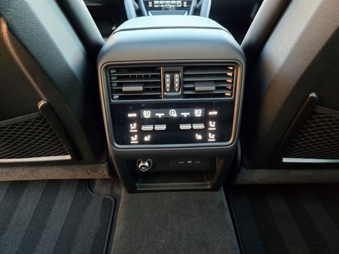 Used 2025 Porsche Cayenne Coupe image 33