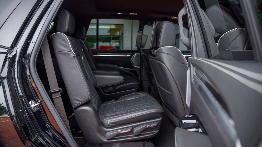 Used 2026 Cadillac Escalade V w/ LPO, ONYX Package AWD/4WD image 33