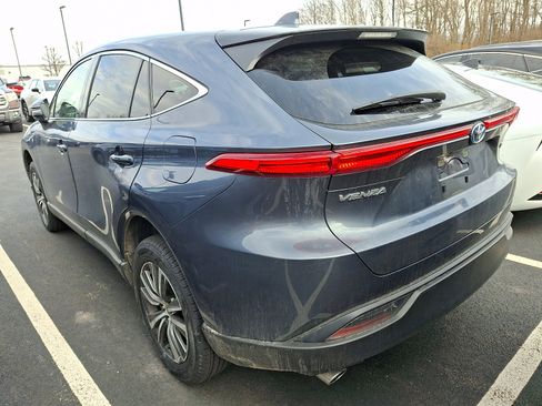 Certified 2022 Toyota Venza LE image 3