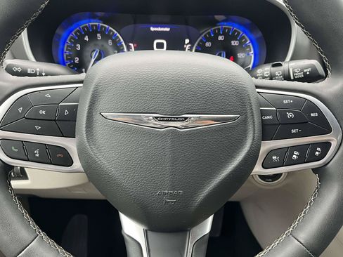 Used 2023 Chrysler Pacifica Touring-L FWD image 21