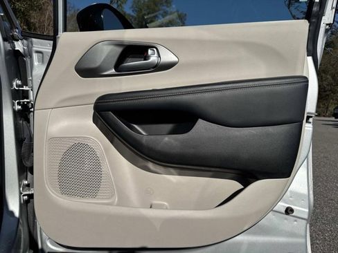 Used 2024 Chrysler Pacifica Touring-L image 14