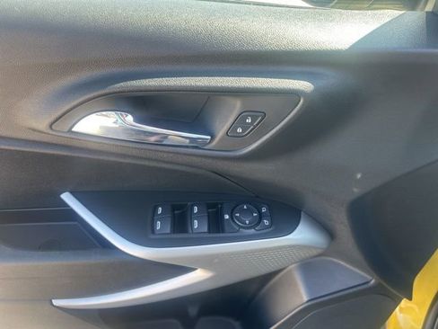 Used 2024 Chevrolet Trax RS w/ Sunroof Package image 14