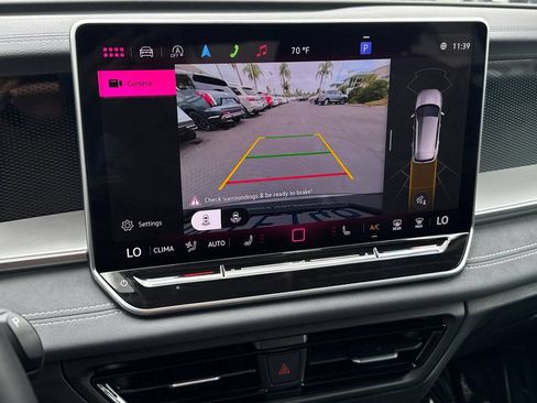 Used 2025 Volkswagen Tiguan SE AWD/4WD image 18