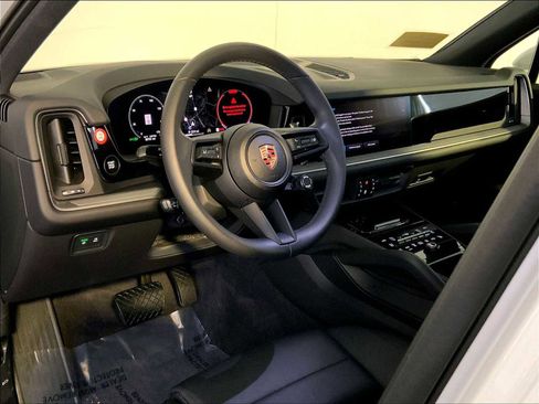 Certified 2025 Porsche Cayenne image 4