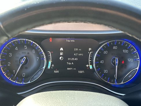 Used 2020 Chrysler Pacifica Touring-L Plus w/ S Appearance Package FWD image 10