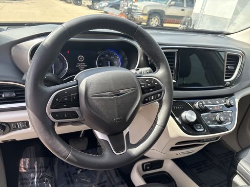 Used 2024 Chrysler Pacifica Touring-L FWD image 21