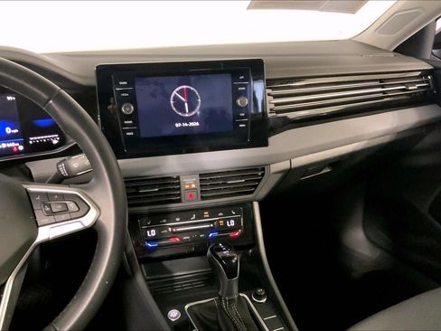 Used 2025 Volkswagen Jetta SE FWD image 6