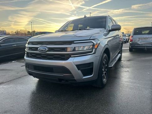 Used 2023 Ford Expedition XLT image 3