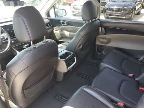 Used 2025 Kia Carnival FWD image 11