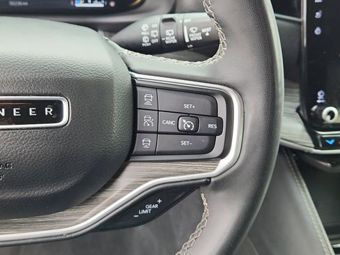 Used 2024 Jeep Wagoneer Series III AWD/4WD image 18