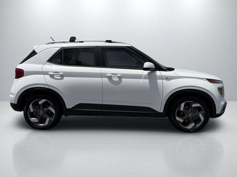 Used 2024 Hyundai Venue SEL FWD image 4