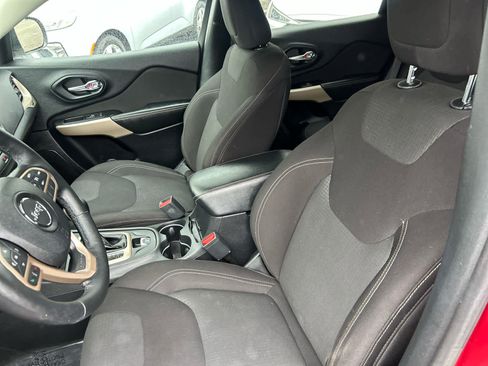 Used 2017 Jeep Cherokee Latitude w/ Cold Weather Group FWD image 12