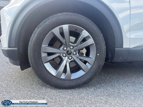 Certified 2023 Ford Explorer XLT w/ Equipment Group 202A AWD/4WD image 5