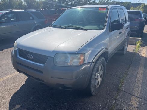 Used 2004 Ford Escape XLT image 2