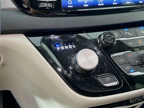 Certified 2024 Chrysler Pacifica Touring-L image 25