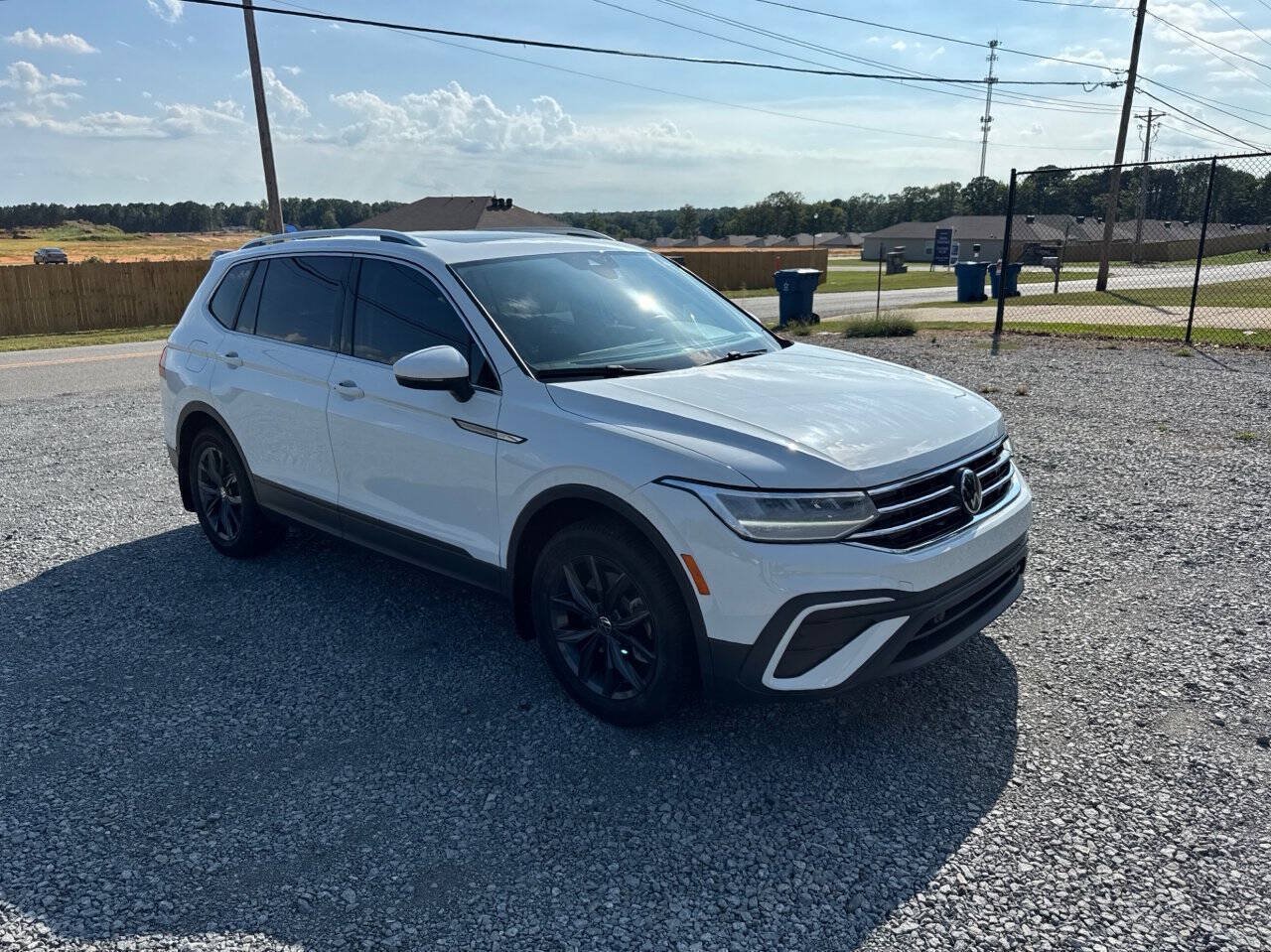 Used 2024 Volkswagen Tiguan SE w/ Panoramic Sunroof Package FWD image 5