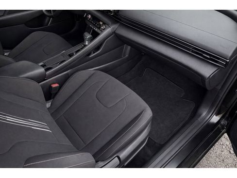 Used 2025 Hyundai Elantra Sport image 21