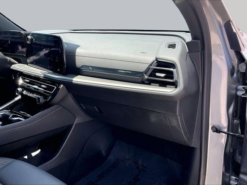Used 2024 Chevrolet Traverse LT FWD image 19