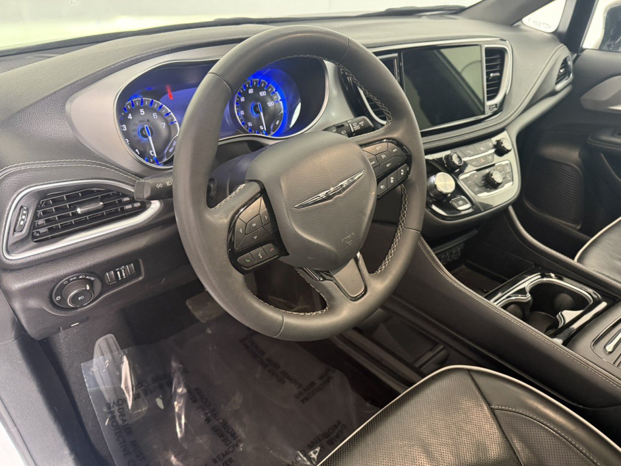 Used 2025 Chrysler Pacifica Limited FWD image 18