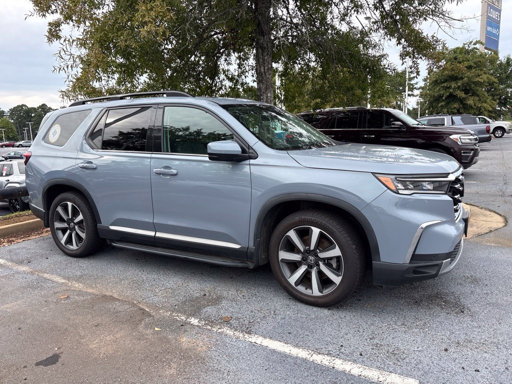 Used 2025 Honda Pilot Touring image 2