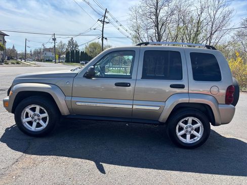 Used 2006 Jeep Liberty Limited image 2