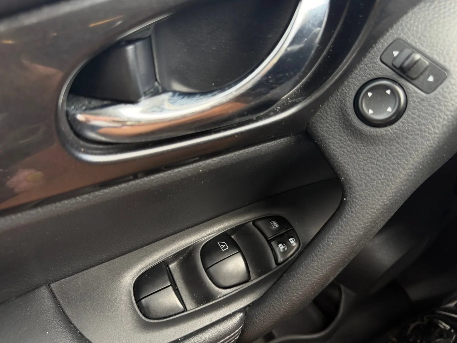 Used 2018 Nissan Rogue SV FWD image 17