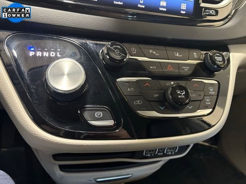Used 2024 Chrysler Pacifica Touring-L image 21