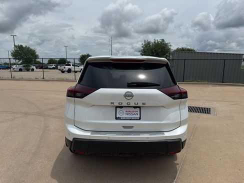 Certified 2025 Nissan Rogue SV FWD image 4