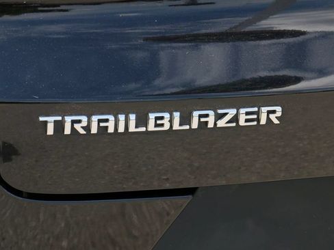 Used 2025 Chevrolet TrailBlazer LS w/ LS Convenience Package FWD image 8