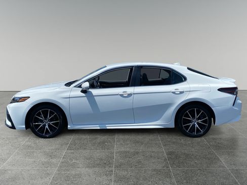Used 2023 Toyota Camry SE FWD image 2