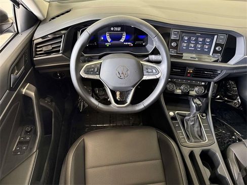 Used 2024 Volkswagen Jetta SE image 4