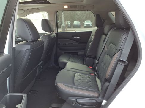 New 2026 Nissan Pathfinder Platinum image 5