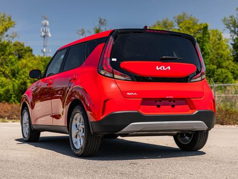 Used 2025 Kia Soul LX w/ LX Technology Package FWD image 5