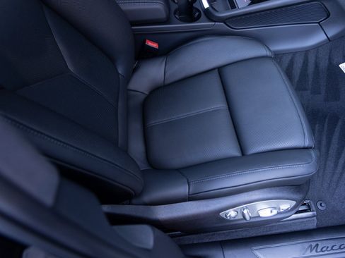 Certified 2025 Porsche Macan image 34