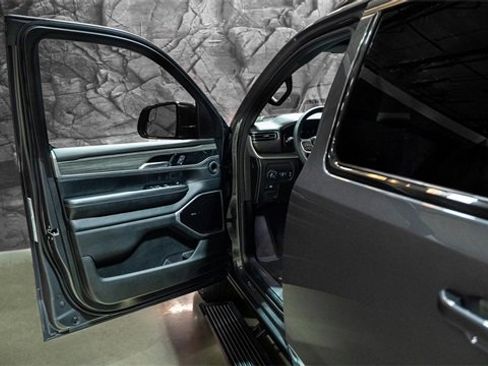 Used 2024 Jeep Wagoneer Series III w/ Premium Group I image 4