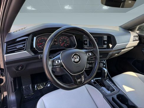 Used 2020 Volkswagen Jetta R-Line w/ R-Line Cold Weather Package FWD image 4