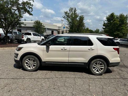 Used 2017 Ford Explorer XLT w/ Equipment Group 202A FWD image 2