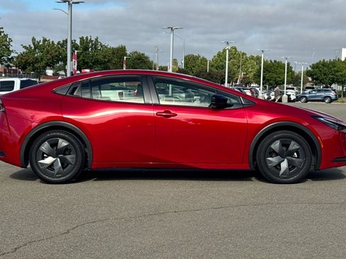 Used 2025 Toyota Prius LE FWD image 3