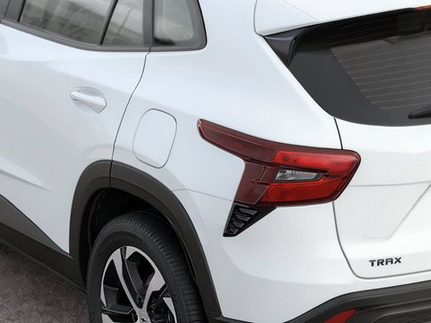 New 2026 Chevrolet Trax RS w/ Sunroof Package FWD image 7