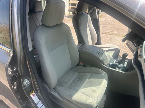 Used 2017 Toyota Highlander LE w/ Carpet Mat Package AWD/4WD image 15