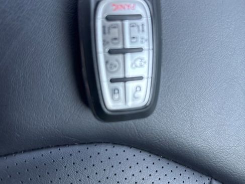 Used 2023 Chrysler Pacifica Touring-L FWD image 25