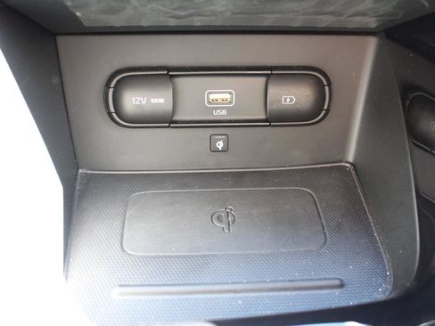 Used 2022 Kia Niro EX image 23