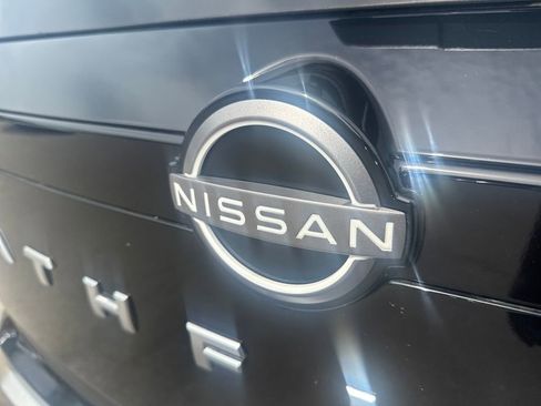 Used 2024 Nissan Pathfinder SL FWD image 41