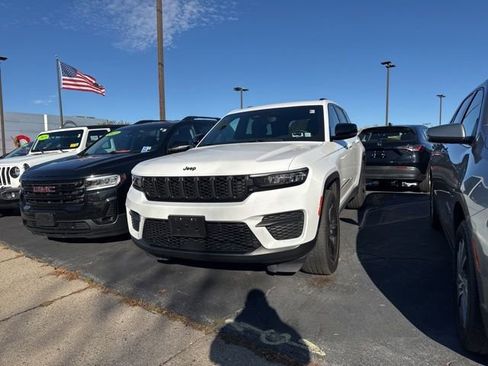Used 2023 Jeep Grand Cherokee Altitude image 5