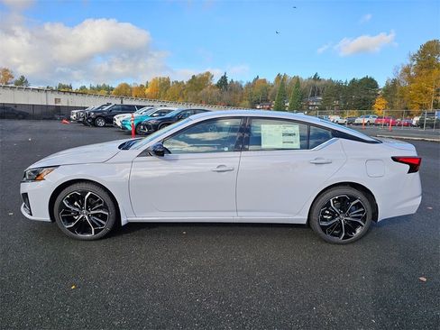 New 2025 Nissan Altima 2.5 SR image 8