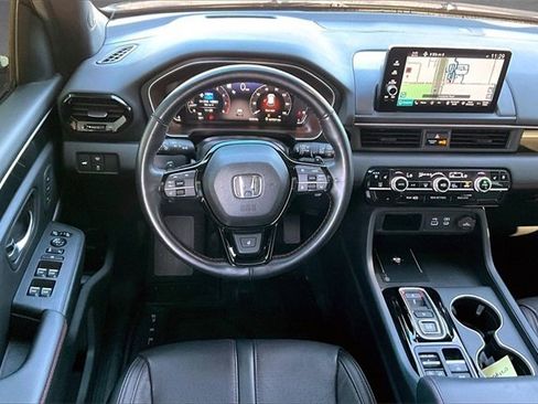 Used 2025 Honda Pilot Black Edition image 3