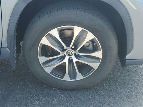Used 2021 Toyota Highlander XLE AWD/4WD image 7