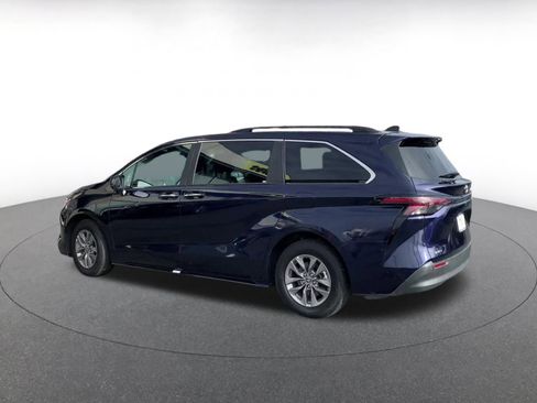 Used 2025 Toyota Sienna XLE image 10
