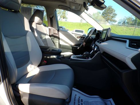 Used 2019 Toyota RAV4 XLE Premium w/ Cold Weather Package AWD/4WD image 16